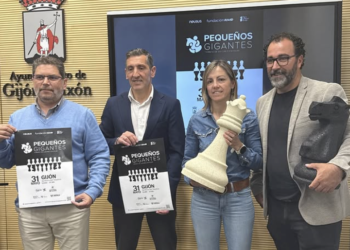 El ajedrez gigante aterriza en Gijón con 200 niños y un rey de 220 kilos