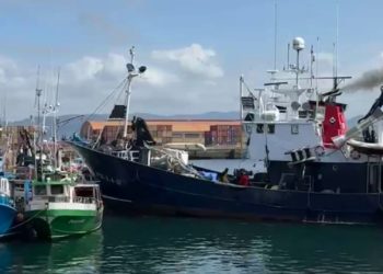 VÍDEO | Accidente en El Musel: un pesquero vasco se estrella contra otro asturiano en los muelles de Rendiello