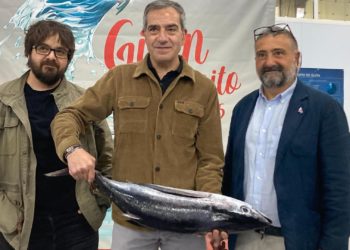 Pescados Basilio se lleva el primer bonito rulado esta temporada en Gijón, por 53,80 euros el kilo