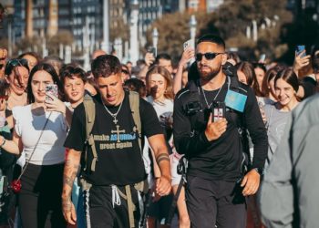 Multitudinario recibimiento a Enol a su llegada a Gijón: «La vida está para vivirla»