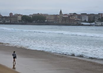 Gijón encara el fin del puente bajo aviso por lluvias y tormentas