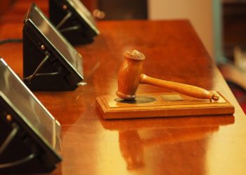 Sientan en el banquillo a un matrimonio que prostituía a mujeres, incluida su sobrina, en un piso de Gijón