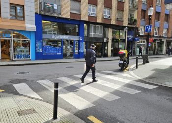 Un turismo colisiona con una silla de ruedas y deja a su usuario herido leve