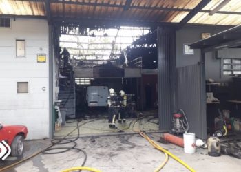 Un incendio devasta parte de un taller de automoción en una nave de Noreña
