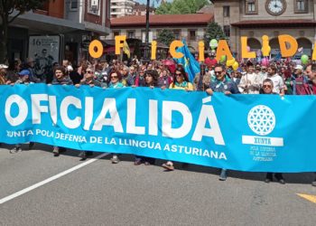 Una masa «como pocas veces se ha visto» toma Oviedo en defensa de la ‘oficialidá’: «Este es el momento de lograrlo»
