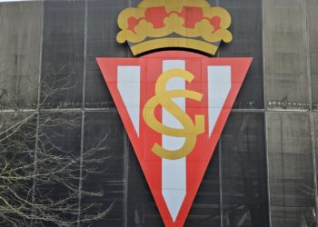 Se desata un «pequeño» incendio en El Molinón… Que no impide la victoria del Sporting sobre el Deportivo