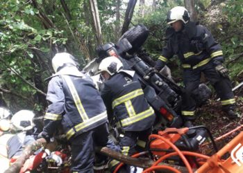 Una mujer fallece, y otra adulta y un menor resultan heridos, en un accidente en Sobrescobio