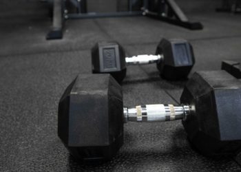 Le atiza con una mancuerna, allana su vivienda de Avilés… Y podría pasar dos años y medio en prisión por ello