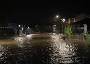 Las fuertes lluvias de la pasada noche inundan Colunga y obligan a rescatar de su hogar a una mujer de 92 años