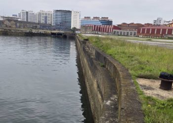 El Puerto renuncia a dedicar la franja de Naval Gijón a uso deportivo, pero sigue en su postura de retener la propiedad