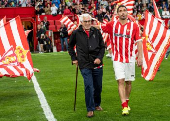‘Cote’, arropado en su adiós a El Molinón: «Gracias… Pero esto sigue, el Sporting continúa y os necesita»
