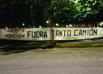 Instalan en plena noche carteles contra la contaminación en La Calzada, y desaparecen antes del amanecer