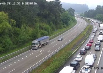 Vuelca un camión de feria en la ‘Y’ y provoca retenciones kilométricas a la altura de Serín