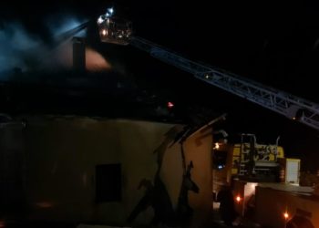 Arde una vivienda con techo de madera en el término municipal de Villaviciosa