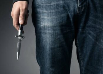 Apuñala dos hombres y los deja heridos, a uno de ellos de gravedad, por increparles a él y a su pareja en Navia