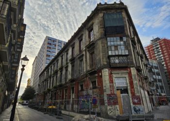 Retiran el andamio del edificio de El Jazmín como paso previo a su derribo