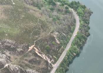 Un piloto se salva de una caída de un helicóptero del SEPA en el embalse de Tanes