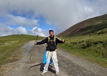 Enol pisa suelo asturiano tras una caminata de 13 días desde Madrid: «Nunca había estado tan al límite y a la vez tan vivo»