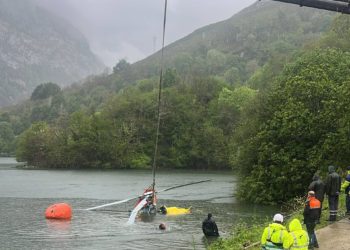 Operarios de la empresa propietaria del helicóptero accidentado en Tanes trabajan para sacarlo del agua