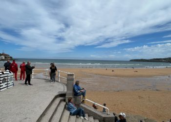 San Lorenzo abre la temporada de baños en un jornada marcada por el aire