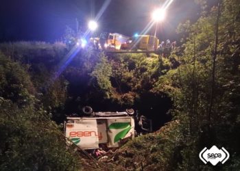 Rescatado un conductor herido tras volcar su camión en un arroyo en Tineo