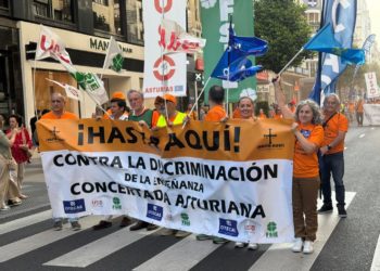 La marea naranja toma Oviedo: los docentes de la concertada reclaman mejoras laborales y salariales