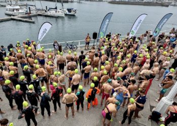 La XXVI Travesía de San Pedro reúne a más de 200 nadadores en la playa de San Lorenzo