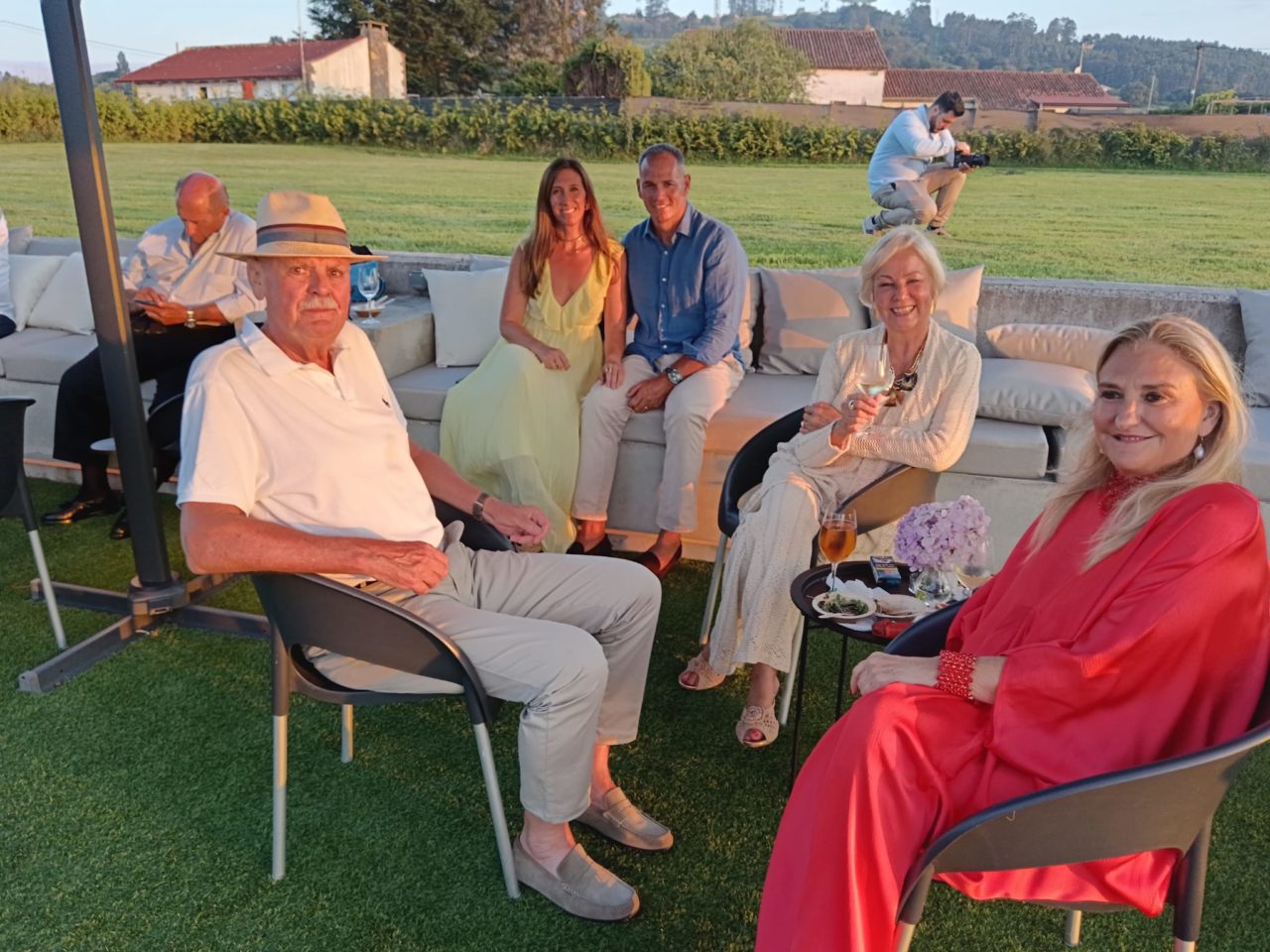 Armando González, en primer término con varias invitadas y la concejala Ángela Pumariega y su marido, amigos personales de Diana.