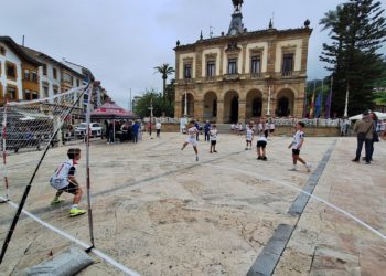 Las camisetas del nuevo Balonmano Villaviciosa lucieron en el Güevu