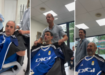 La divertida broma de una peluquería de Gijón a sus clientes con una capa con la camiseta del Oviedo