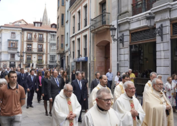 «Unas elecciones ya»: el arzobispo de Oviedo exige cambios políticos durante el Corpus Christi 