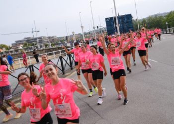 El rosa tomó una vez más Gijón para recaudar fondos para la lucha contra el cáncer de mama
