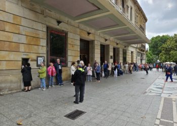 Colas en el Teatro Jovellanos para adquirir entradas para los espectáculos del segundo semestre del año