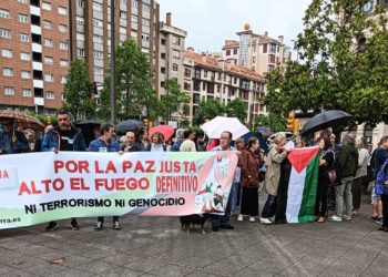 Cerca de 300 personas se concentran en Gijón en apoyo al pueblo palestino durante la jornada estatal contra la violencia en Gaza