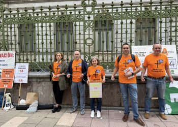 Docentes de la concertada se encadenan en la Junta General y acampan frente a la consejería