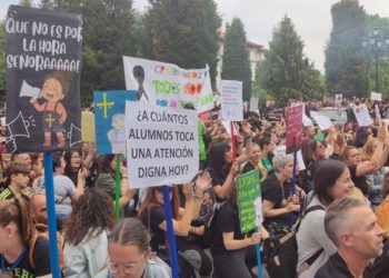 Las familias se movilizan en defensa del profesorado: “También recortan derechos a nuestra infancia”