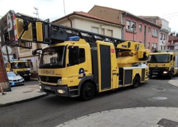 Un incendio en una vivienda de Avilés se salda con una mujer intoxicada por inhalación de humo