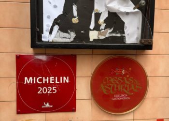 GALERÍA | Doble ataque contra el restaurante Abarike: fuerzan la puerta y destrozan los menús y las placas de sus reconocimientos