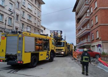 Un incendio arrasa una vivienda en Avilés y deja a una mujer herida