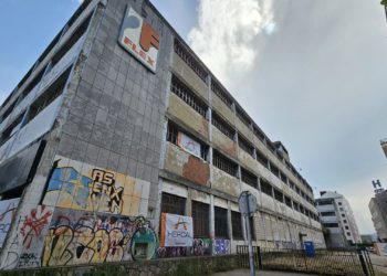 Ya se trabaja para desmantelar la nave de Flex: «Si los vecinos nos mantenemos unidos y peleamos, conseguimos cosas»