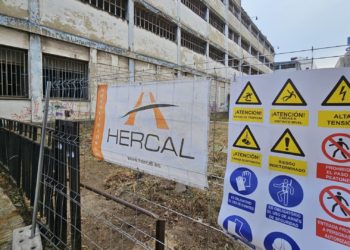 De retirar escombros a buscar materiales peligrosos: esto es lo que se está haciendo en la nave de Flex