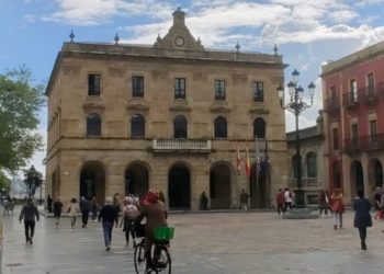 Gijón ilumina su Ayuntamiento de color naranja por el Día de la Distrofia Muscular Facioescapulohumeral