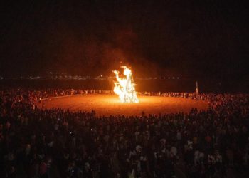 Magia, noche y fuego: San Juan embruja a orillas del Cantábrico las almas y corazones de Gijón