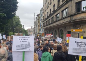 El profesorado mantiene la presión: la huelga indefinida comienza con una nueva protesta masiva en Oviedo