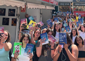 Los lectores ya toman Gijón: el buen tiempo animó la afluencia a la FeLiX en la primera jornada