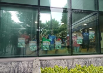 Los sindicatos se encierran en la Consejería ante la «vergonzosa» reunión de ayer y llaman a los docentes a unirse