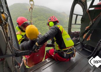 VÍDEO | El rescate en helicóptero de un senderista que hacía la ruta del Cares y se desorientó por la niebla