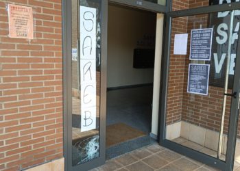 El ‘bloque en lucha’ de Río Piloña contra el desahucio encuentra el portal vandalizado