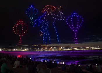 ¿Cómo lucirían 500 drones contra el cielo nocturno de Gijón? Esto es lo que hay que saber para descubrirlo…
