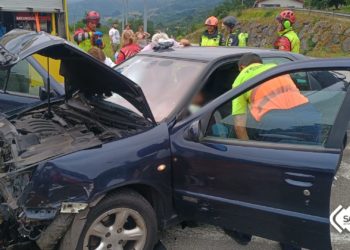Herida grave una mujer en una colisión entre dos turismos en Belmonte de Miranda